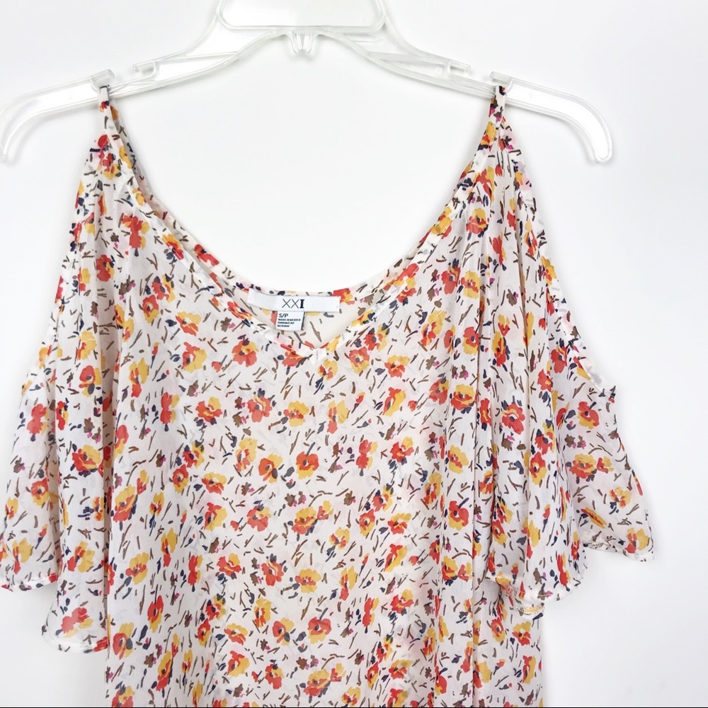 Floral cold shoulder top!! - Picture 2 of 8